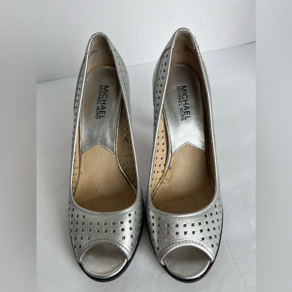 MICHAEL KORS Women’s Laser Cut SILVER Peep Toe Stiletto Pump Heel Shoes Sz 8.5M - Picture 8 of 8
